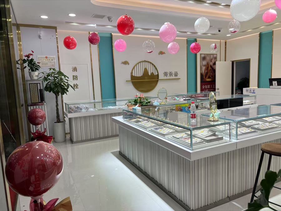 阿米珠宝黄金回收店内实拍 · 展柜与检测台